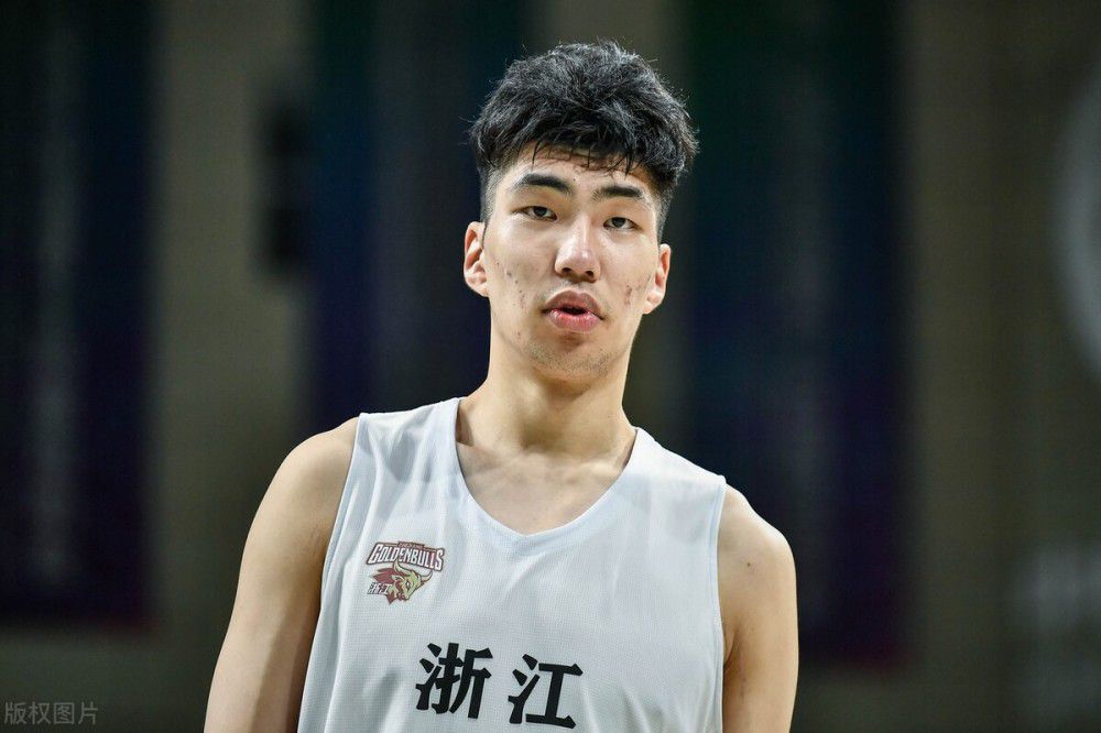 在阳光亮媚的日子里，灰太狼俄然闯进羊村，固然他被小羊羊们击退，却把村长的变身魔毯掠夺归去。表示勇敢的喜羊羊遭到火伴们的奖饰，而懒羊羊对此反而有些忿忿不服。为了证实本身的实力，他将慢羊羊的时空拍照机错以为手枪，将其偷走后闯进狼堡。得知动静的喜羊羊仓促赶往救援，成果在紊乱当中被卷进时空乱流回到了远古时期，灰太狼和懒羊羊更被魔毯交换了身体。灰太狼无意中被原始羊的令媛相为驸马，懒羊羊则成为几只笨狼的首级。